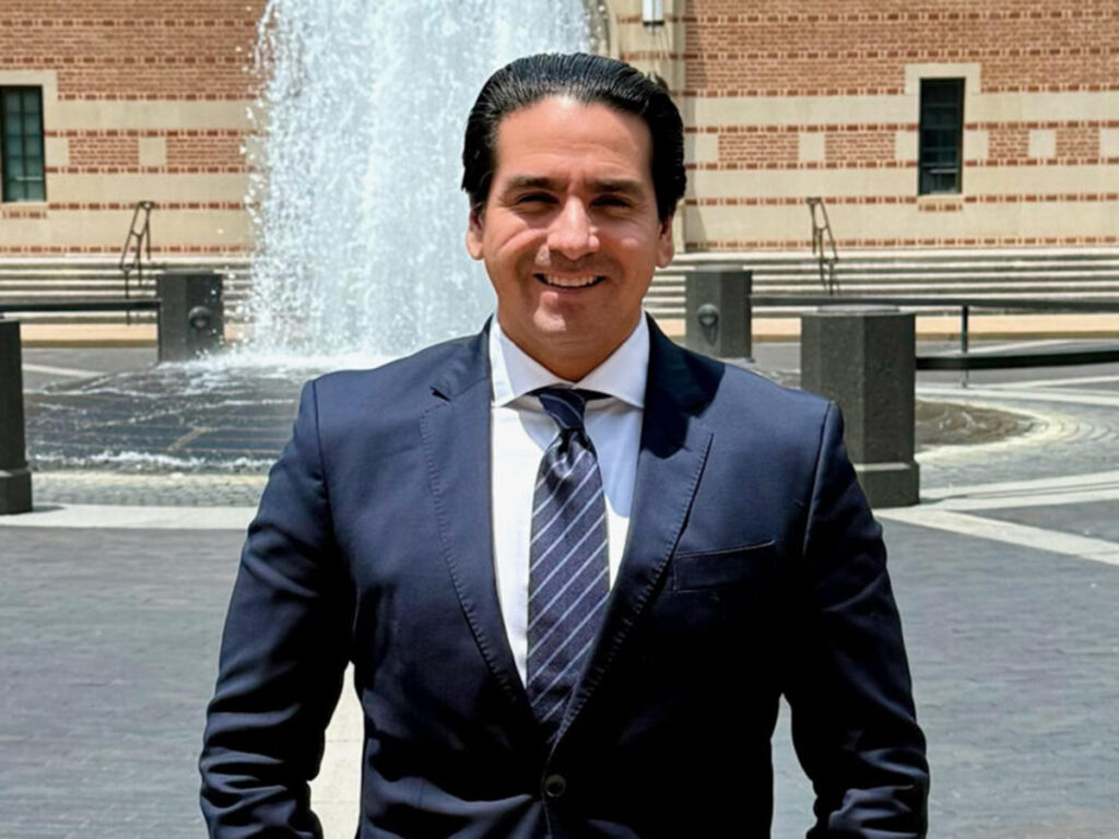 Portrait of René Xavier González, head of new business development and marketing at SIDEE Construction.
