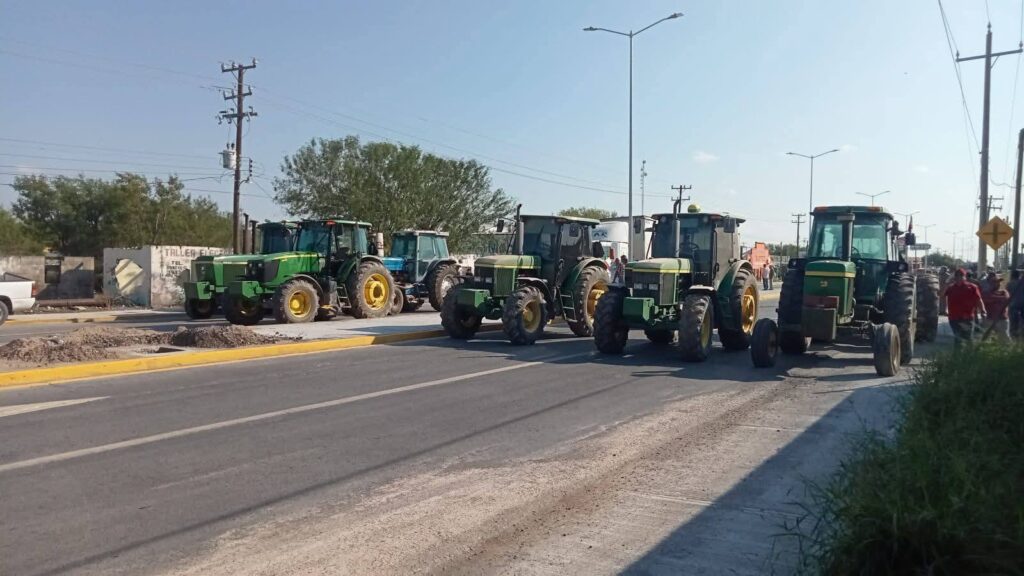Row of tractors parked across a highway in Díaz Ordaz, Tamaulipas, forming a blockade during farmer protests.