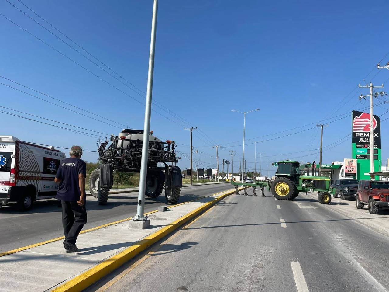Farmers and transporters block highways and international bridges in Reynosa amid security and cost pressures
