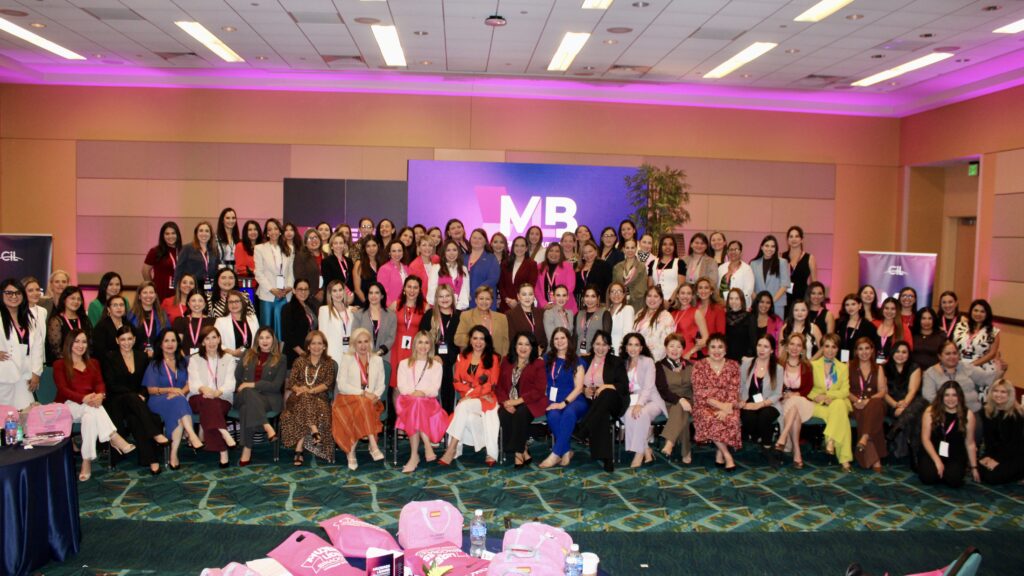 Large group of summit attendees posing together during the fourth Mujeres Líderes Binacionales – Leads North America Summit.