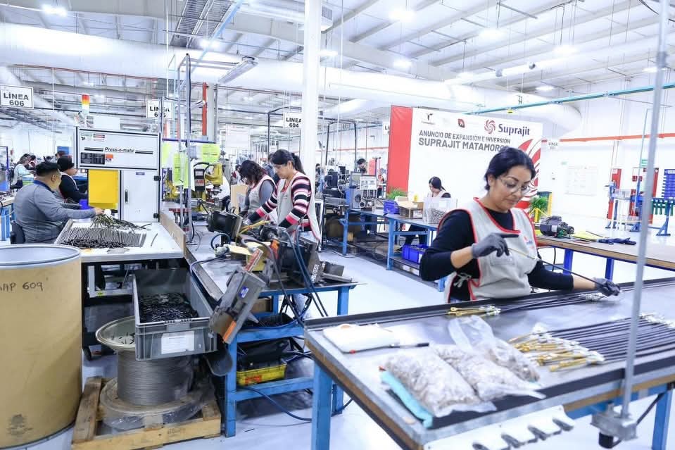 Operaciones en cadena de montaje en la planta de fabricación de Suprajit México, situada en Matamoros (México).