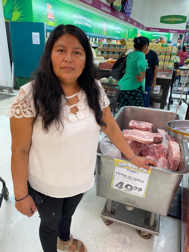 Dorotea Francisco Santiago se encuentra junto al mostrador de carne de un supermercado de Reynosa mientras compra los ingredientes para la cena de Navidad.