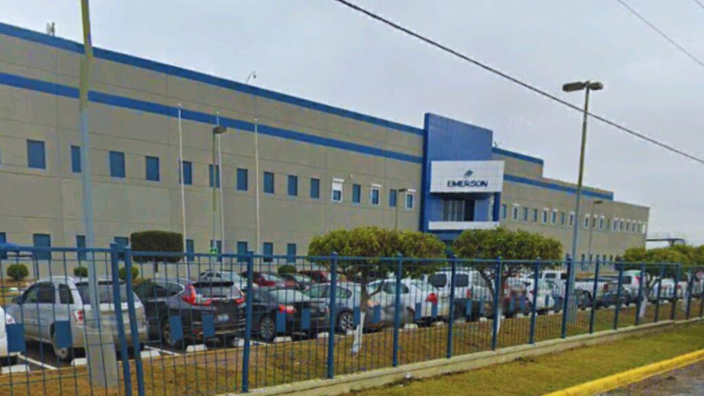 Vista exterior de la planta de fabricación de Emerson en Reynosa, que ha ampliado sus instalaciones en 66 284 pies cuadrados.