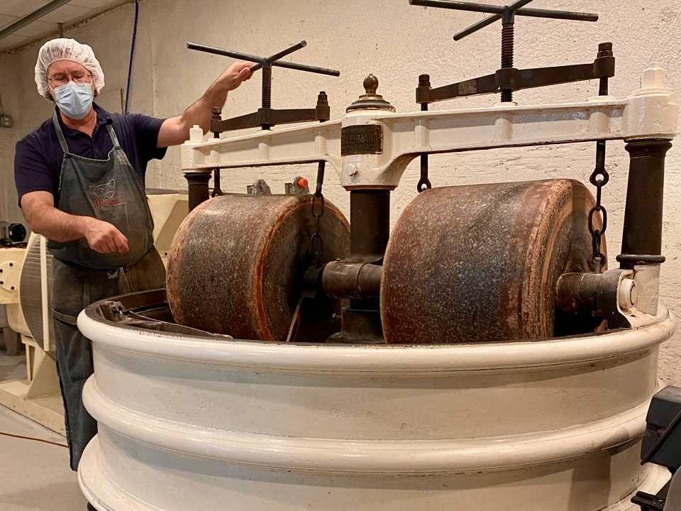 Un molino de piedra procesa los granos de cacao durante la elaboración del chocolate en Mozna Chocolate.
