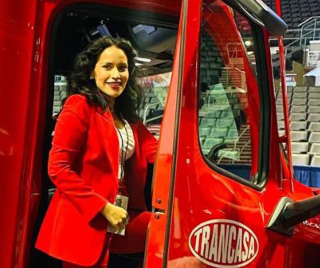 Julia Martínez, responsable de atención al cliente y marketing de Trancasa, posa dentro de un tractor de Trancasa durante un acto de la empresa.