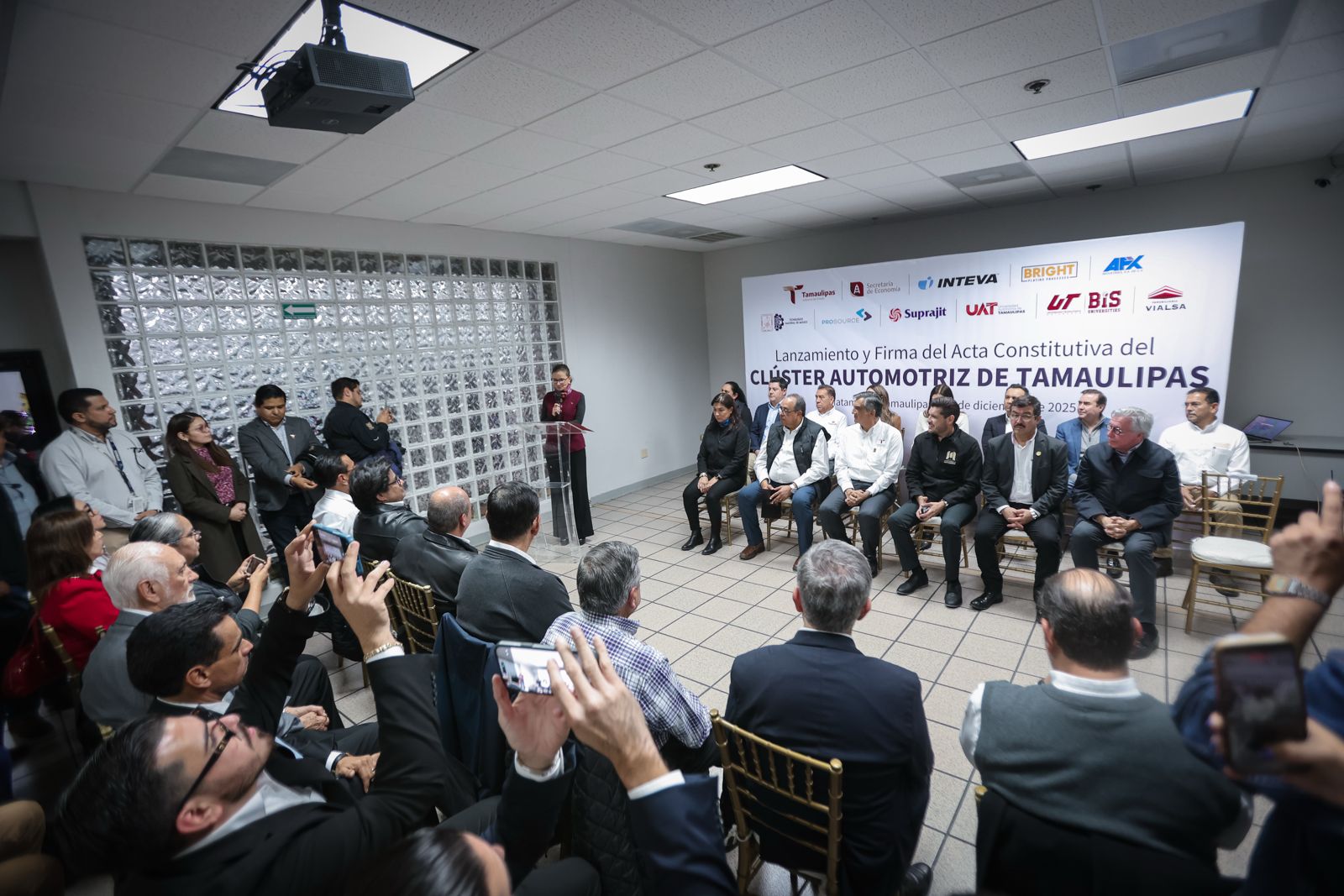 Las autoridades asisten a la inauguración del Clúster Automovilístico de Tamaulipas en Matamoros, México.