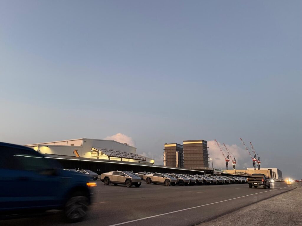 Los vehículos circulan por el bulevar Boca Chica, cerca de las instalaciones de Starbase de SpaceX, en el condado de Cameron.