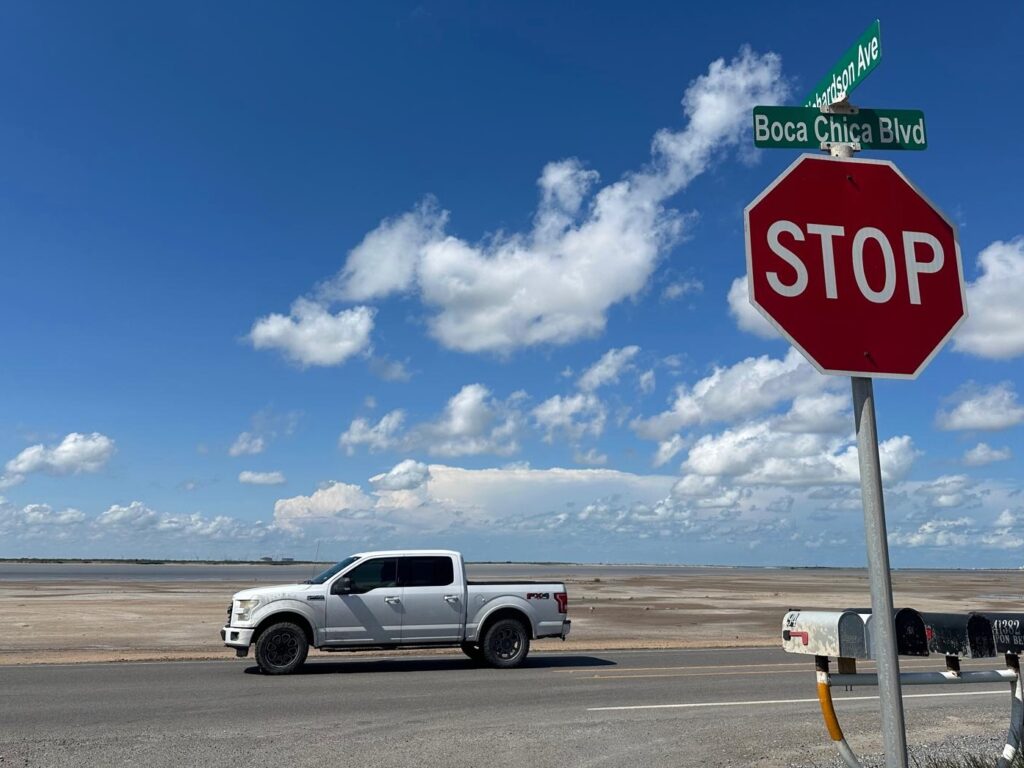 Un vehículo pasa por una señal de «Stop» en el bulevar de Boca Chica, cerca de la playa de Boca Chica.