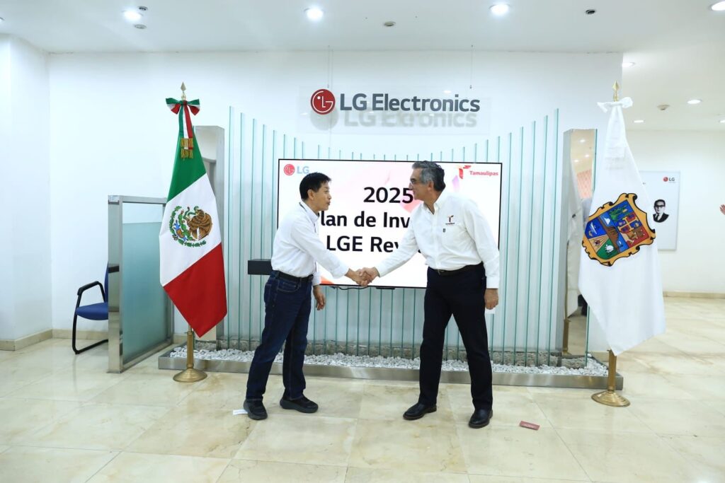 El gobernador Américo Villarreal Anaya estrecha la mano a un directivo de LG Electronics.