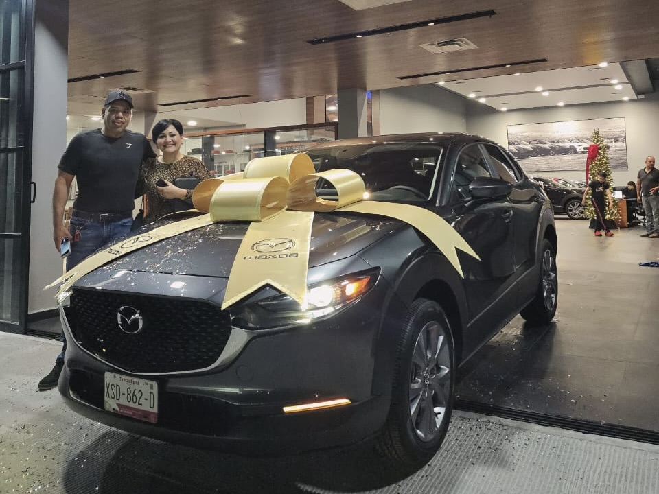 Leopoldo Piñones, cliente de Mazda, y su esposa junto a su Mazda CX-30 del 2026 recién comprado en un concesionario de Reynosa.