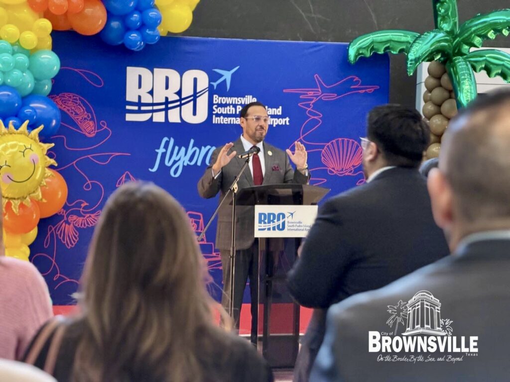 Un representante de Brownsville habla desde un atril durante el anuncio de las rutas de Breeze Airways en el Aeropuerto Internacional de Brownsville-South Padre Island.