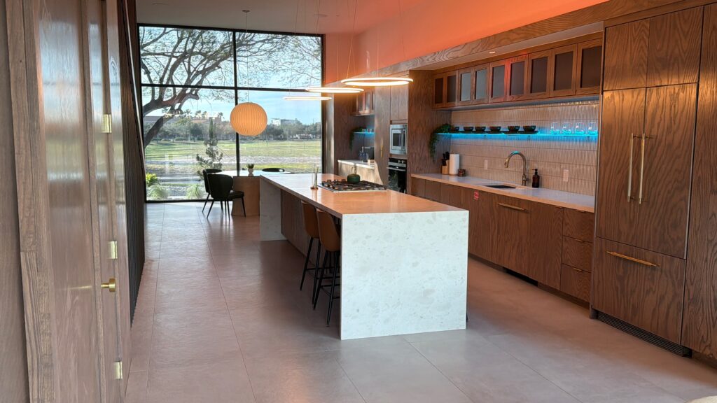 Cocina de estilo «japandi» en el alojamiento de lujo de alquiler a corto plazo «Buji» en McAllen, con armarios de madera e iluminación moderna.