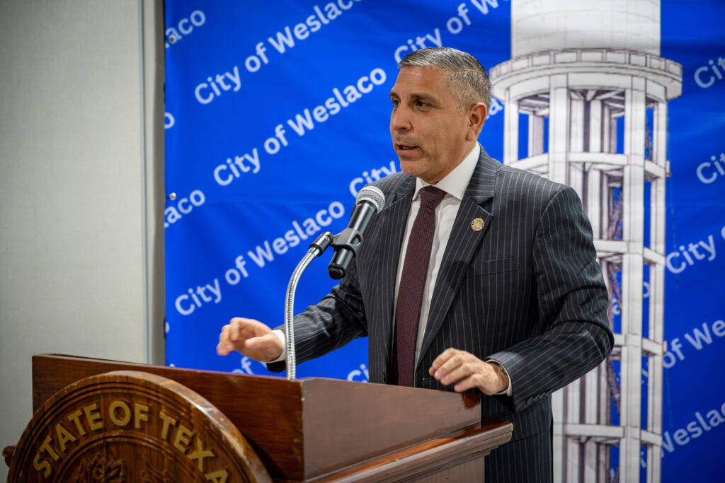 El alcalde de Weslaco, Adrián González, interviene desde el estrado durante una reunión de la Alianza de Ciudades del Sur de Texas.