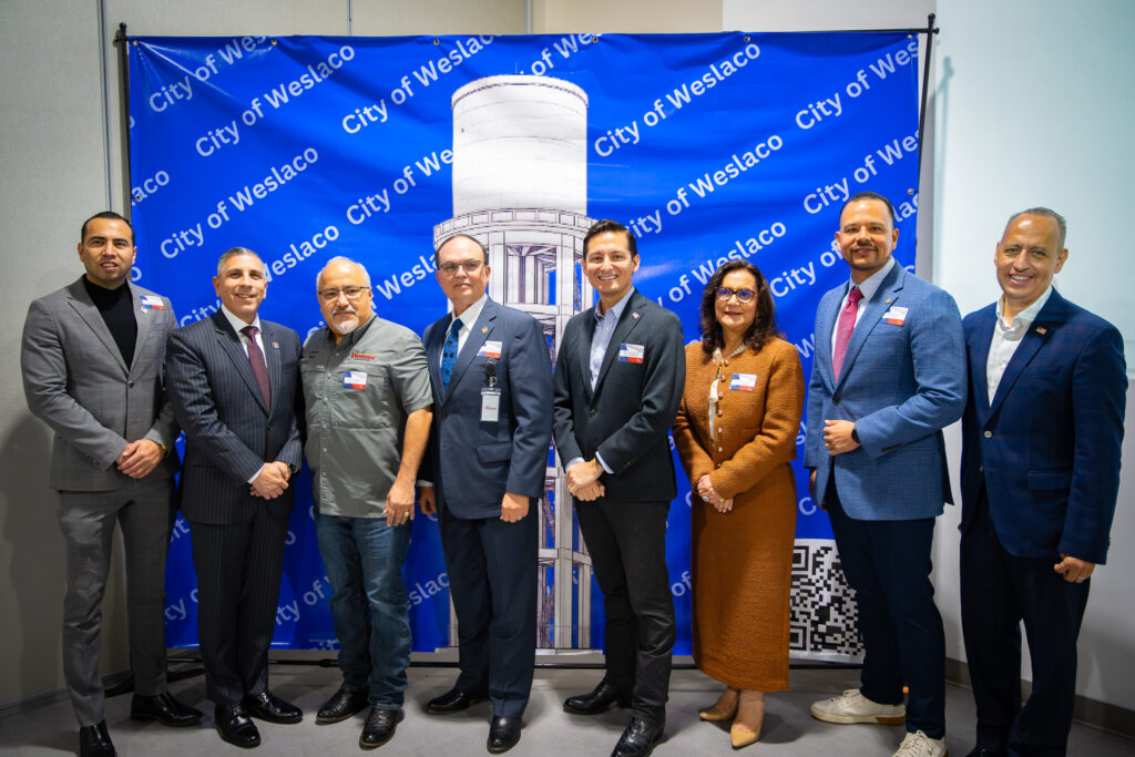 Un grupo de dirigentes municipales del sur de Texas posa para una foto durante una reunión regional organizada por el Ayuntamiento de Weslaco.