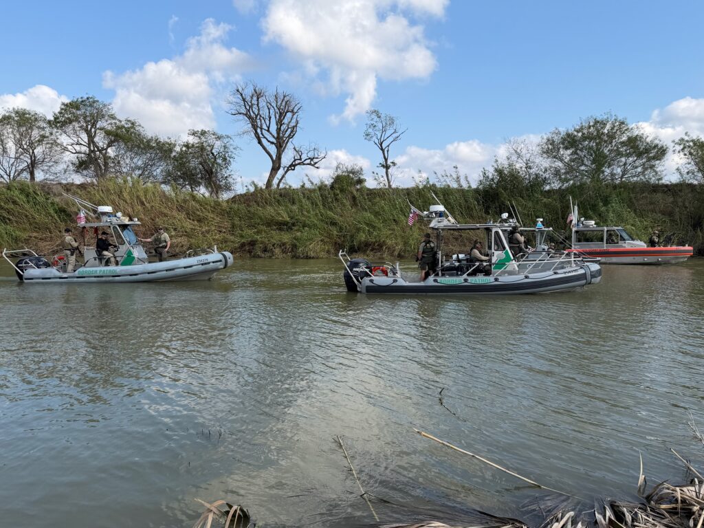 Agentes de la Patrulla Fronteriza de EE. UU. patrullan el Río Grande en embarcaciones cerca de Brownsville, como parte de las medidas de control fronterizo en curso.