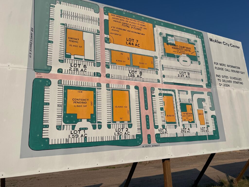 Representación del plano del emplazamiento en la que se muestra la distribución propuesta para el McAllen City Center en el antiguo emplazamiento del McAllen Civic Center, en McAllen, Texas.