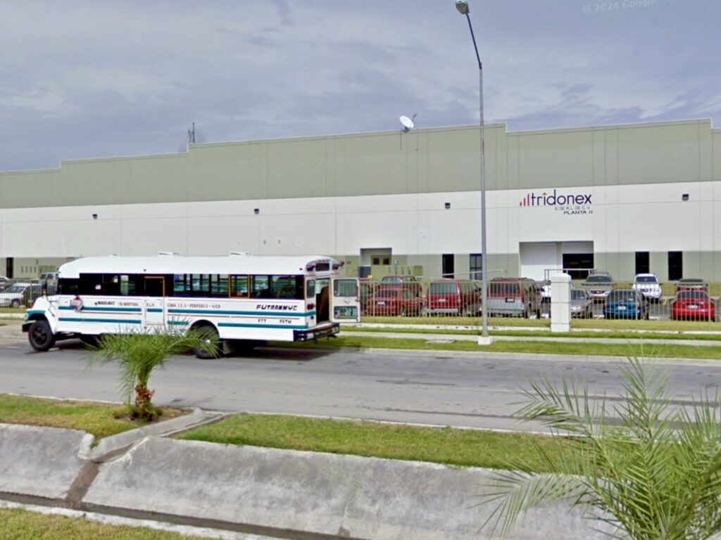 Autobús de cercanías aparcado frente a la fábrica de recambios de automóvil Tridonex, en Matamoros.