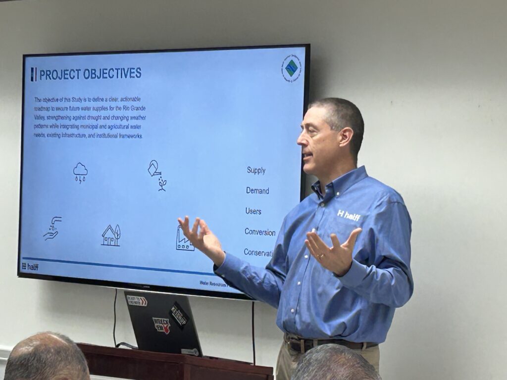 Troy Dorman, ingeniero de Halff, aparece junto a una diapositiva titulada «Objetivos del proyecto» mientras realiza su presentación durante la reunión del comité asesor del Estudio sobre la gestión del agua del Valle del Río Grande, celebrada en Weslaco.