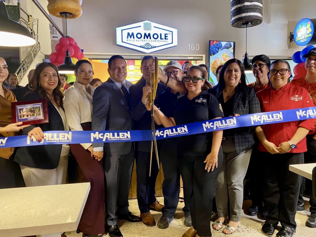 Los fundadores de Momole y los líderes de la comunidad cortaron la cinta durante la inauguración del restaurante en el Mercado Food Hall & Shops de McAllen.