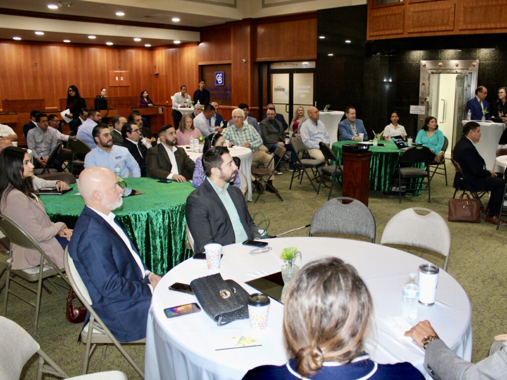 Los asistentes, sentados en mesas redondas, escuchan atentamente durante el foro «RioPlex Deal Structuring», centrado en la financiación y el desarrollo económico en el sur de Texas.