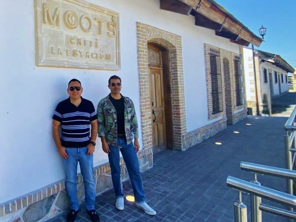 Los fundadores de Moots Café, Óscar Emir Rodríguez Gallegos y Giovanni Gastelum Araujo, frente al local de Reynosa.