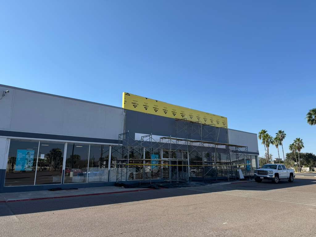 Un local comercial en construcción en McAllen, con andamios en la entrada principal, donde está previsto que se instale una tienda de la cadena Natural Grocers.