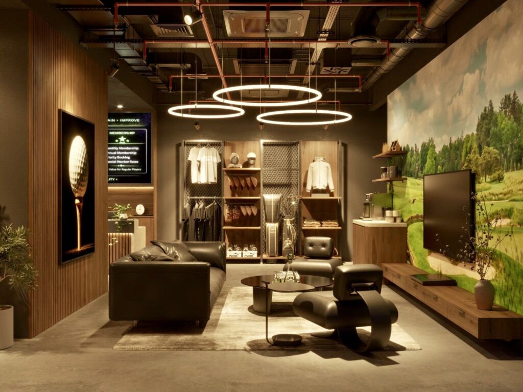 Estudio de golf cubierto con zona de descanso, simulador y expositores de productos en el interior de Pin High Golf Studio, en Pharr.