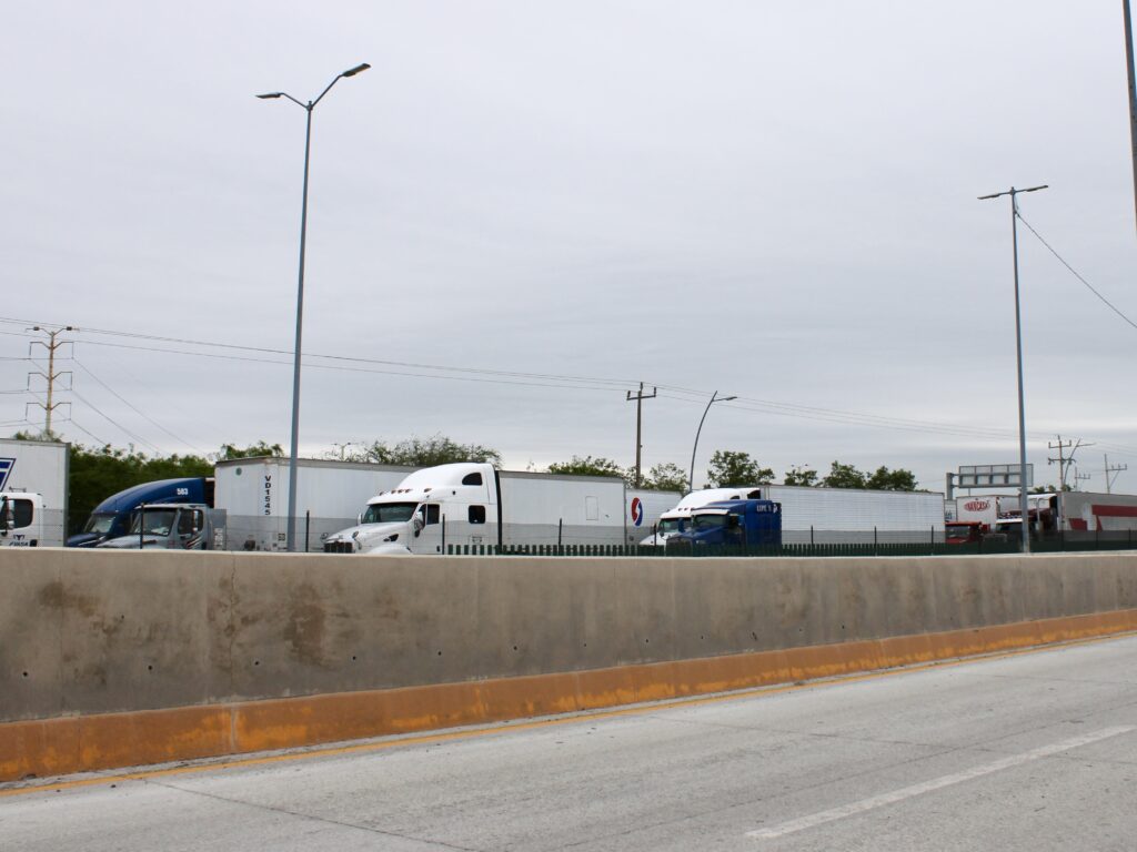 Los camiones de mercancías circulan por una carretera de Reynosa, cerca del Puente Internacional de Pharr, sin que se aprecien interrupciones en el tráfico.