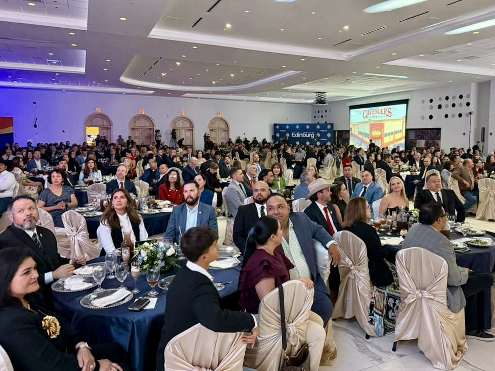 Un numeroso público ocupa las mesas redondas del interior de un salón de banquetes durante el discurso sobre el estado de la ciudad de Edinburg.