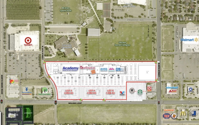 Plano general aéreo en el que se muestra la distribución de un complejo comercial con múltiples locales, zonas de aparcamiento y parcelas cerca de un cruce importante en McAllen.