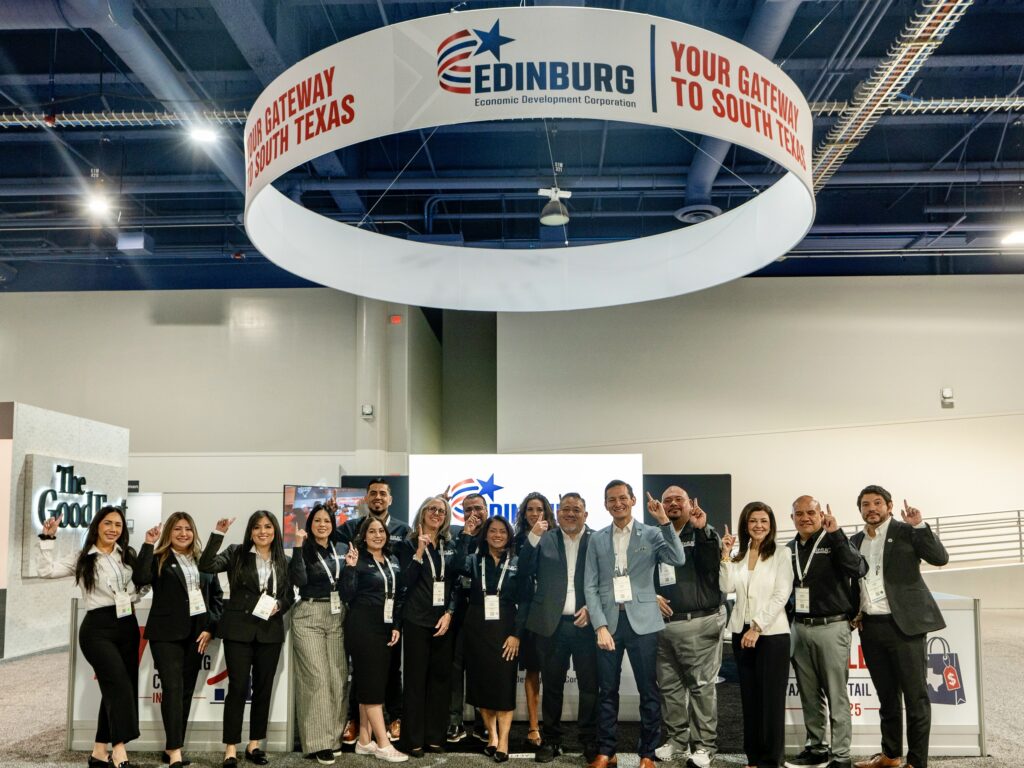 Un grupo de funcionarios de Edinburg y representantes del desarrollo económico posan bajo un cartel de la Corporación de Desarrollo Económico de Edinburg en la conferencia del Consejo Internacional de Centros Comerciales celebrada en Las Vegas.