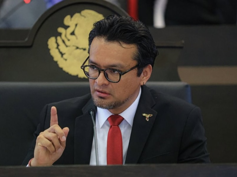 Walter Julián Ángel Jiménez speaking during a government presentation inside the Tamaulipas state congress.