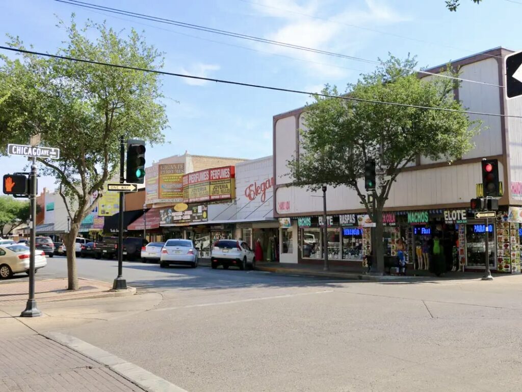 Los escaparates y los pequeños comercios se alinean en una esquina del centro de McAllen, lo que ilustra una de las zonas comerciales que pueden optar al programa municipal de subvenciones REFRESH 50|50 para la mejora de los escaparates.