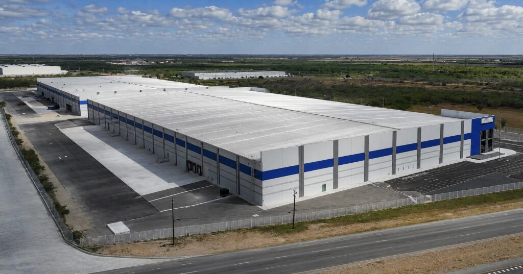 Vista aérea de un gran almacén industrial en el parque Reynosa Centinela East