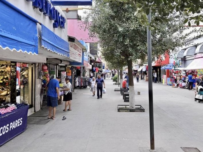 Los peatones caminan por una zona comercial del centro de Reynosa.