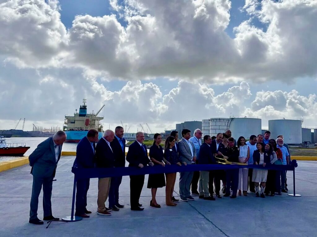 Autoridades federales, estatales y locales se reúnen para celebrar una ceremonia de inauguración que marca la finalización del proyecto de profundización del canal marítimo de Brownsville en el puerto de Brownsville.