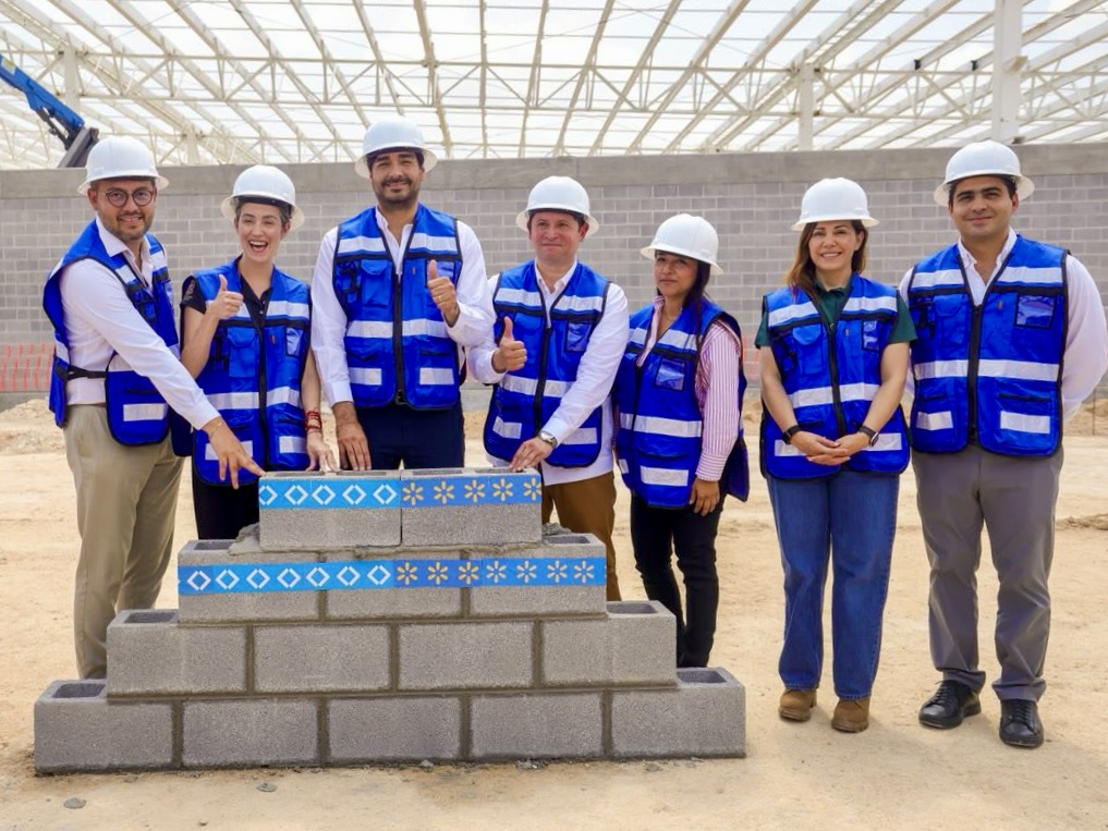 Autoridades y representantes de Walmart participan en la ceremonia de inicio de las obras de un nuevo complejo que albergará un Walmart Supercenter y un Sam’s Club en Reynosa.