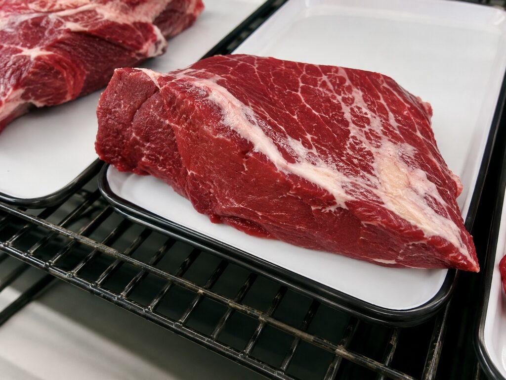 Un corte de ternera expuesto en una bandeja en el mostrador de carne.