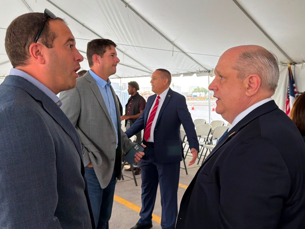 Los líderes del mundo empresarial e industrial se reúnen tras la ceremonia celebrada en el Canal de Navegación de Brownsville.