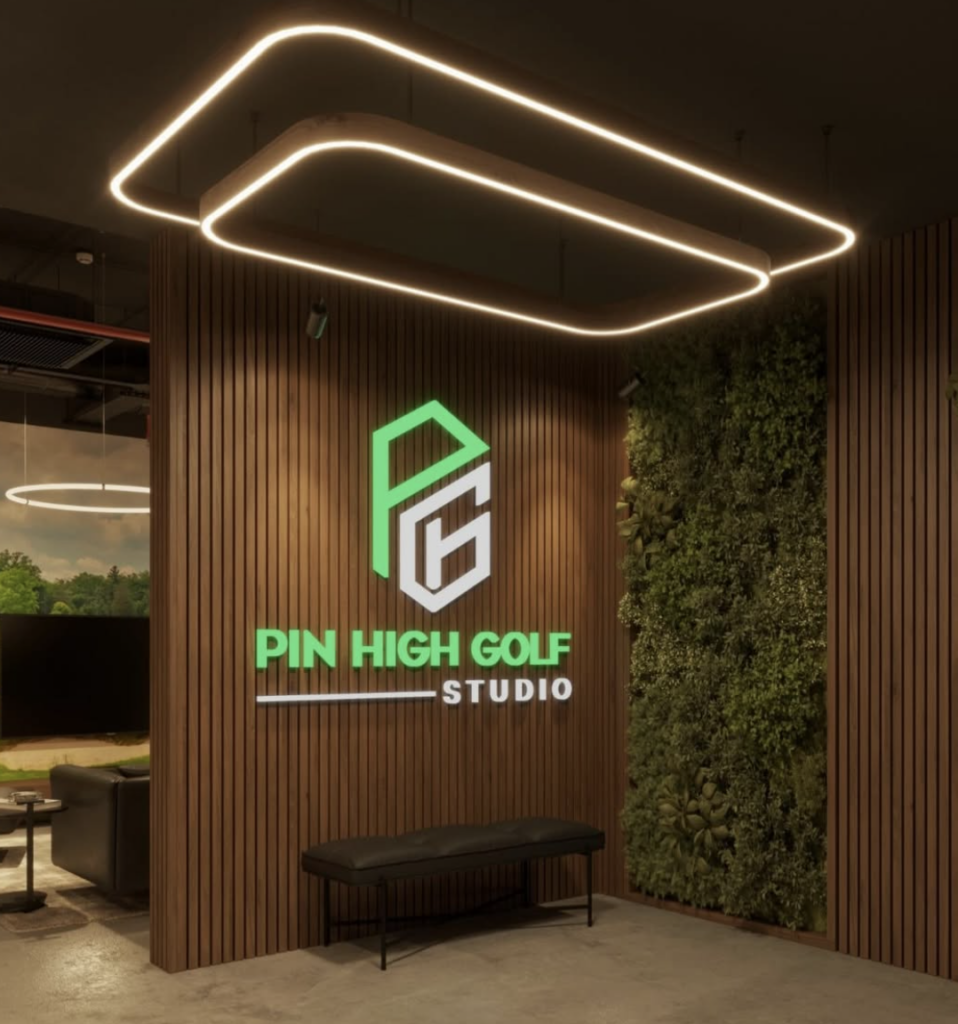 Una representación del vestíbulo del Pin High Golf Studio, en la que se aprecian los letreros luminosos, las paredes revestidas de madera y las zonas de descanso.
