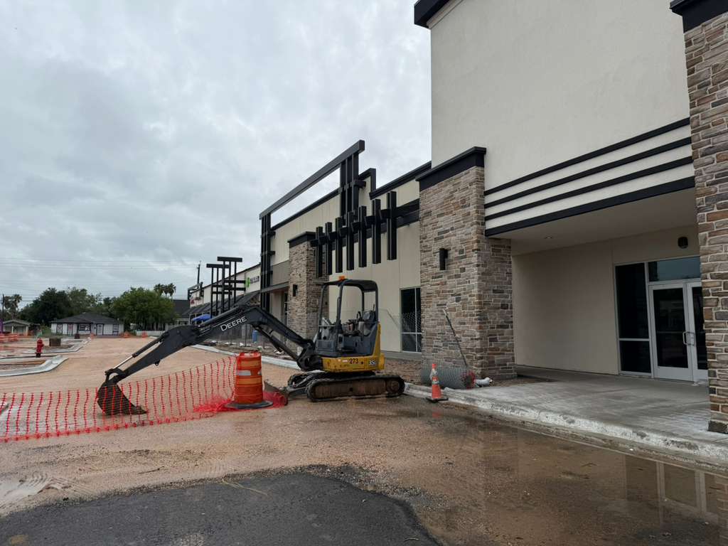 Maquinaria de construcción frente a un local comercial en Palm Plaza, en Weslaco.