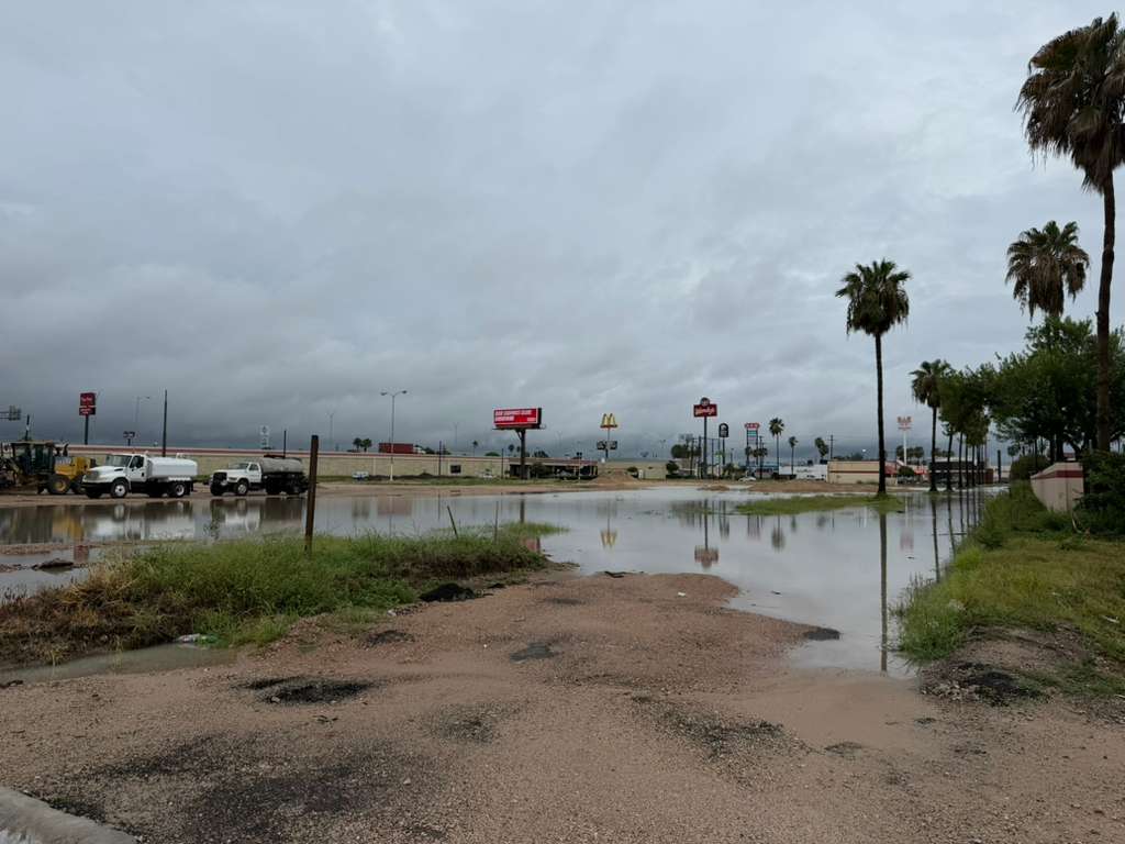 Las aguas de la crecida se acumularon cerca de Palm Plaza y la Interestatal 2 en Weslaco tras unas fuertes tormentas.