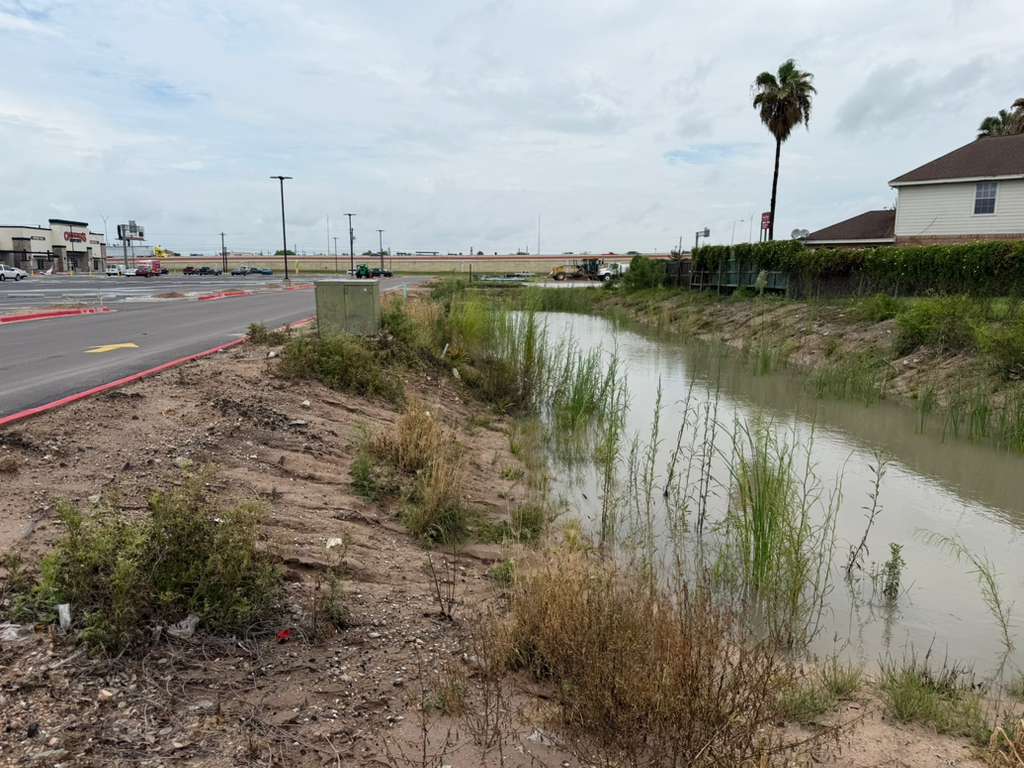Las aguas pluviales inundan un estanque de retención situado detrás de Palm Plaza, en Weslaco.