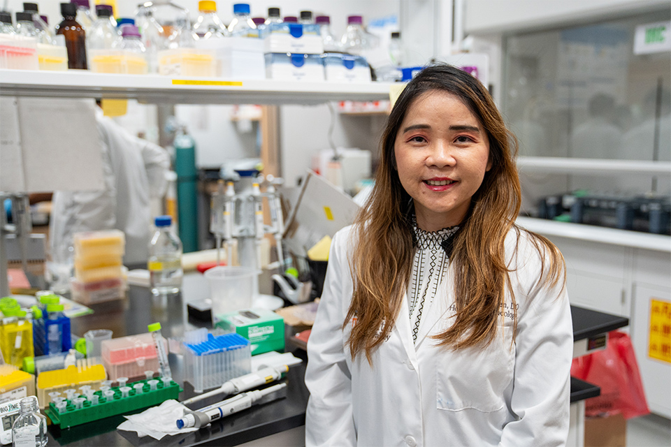 La Dra. Diane Nguyen, jefa de la división de Oncología y directora médica del Centro de Oncología y Cirugía de UT Health RGV, posa en el interior de un laboratorio de investigación.