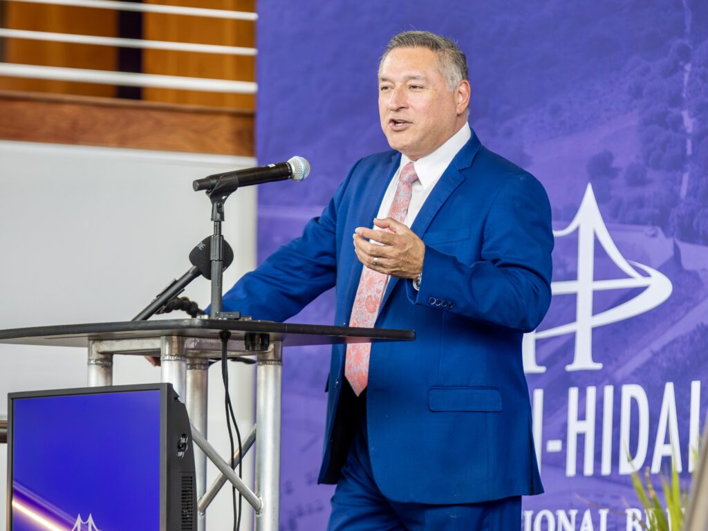 El alcalde de McAllen, Javier Villalobos, pronuncia unas palabras durante la celebración del centenario del Puente Internacional McAllen-Hidalgo.