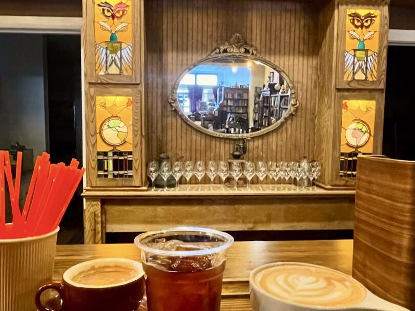 En la barra del nuevo bar de café, té y vino de Búho hay café caliente, té helado y un café con leche.