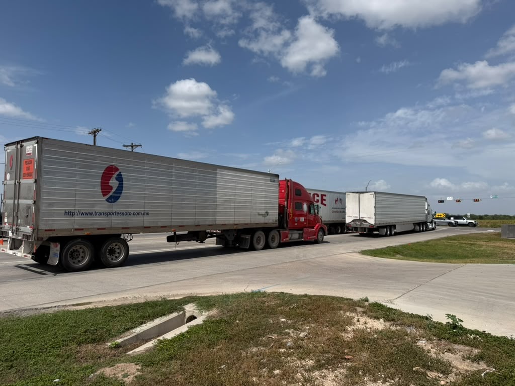 Camiones comerciales cerca de la intersección situada junto al emplazamiento propuesto para el parque industrial de 47 acres en McAllen.