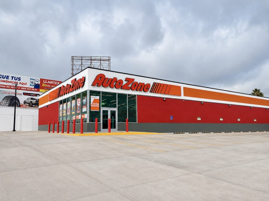 Una tienda AutoZone recién inaugurada en el bulevar Morelos de Reynosa, con una amplia zona de aparcamiento y la fachada en tonos naranja y rojo característica de la empresa.