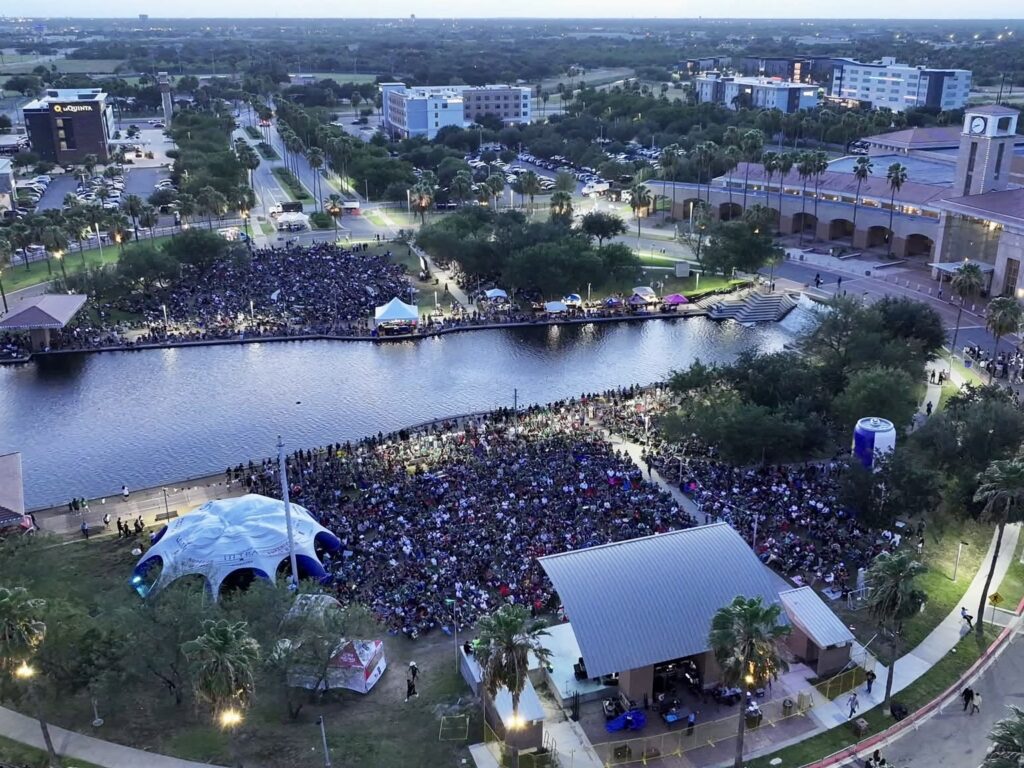 Vista aérea de miles de aficionados reunidos en La Cancha, cerca del Centro de Convenciones de McAllen.