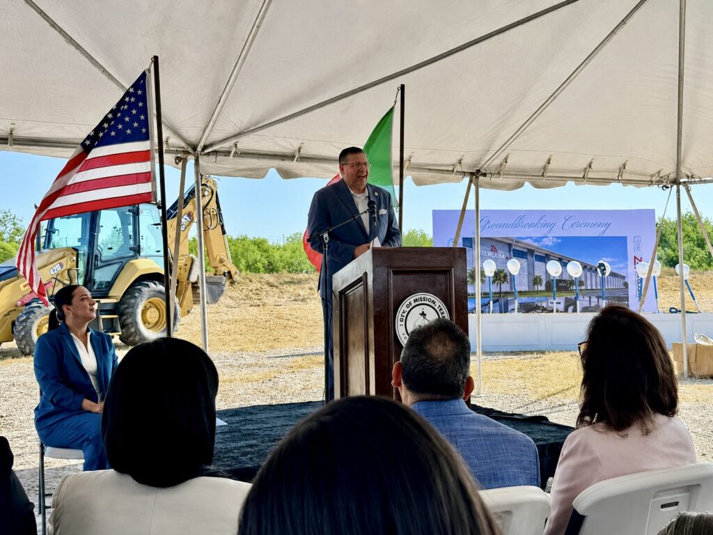 Teclo García, director general de Mission Economic Development Corp., pronuncia unas palabras desde el estrado durante la ceremonia de inicio de las obras de la planta de fabricación y reciclaje de aluminio de ZERLUMA en Mission.